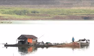 Khó khăn bủa vây nghề nuôi cá lồng bè trên lòng hồ Thác Mơ