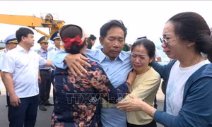 Đưa ngư dân tàu cá QNa 90859 TS gặp nạn vào bờ an toàn