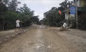 Bức xúc đường liên xã hơn 5km tại Hà Tĩnh dày đặc 'ổ voi'