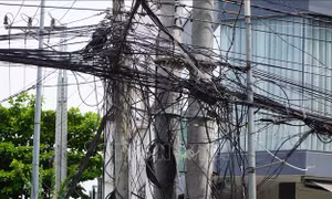 'Mạng nhện' dây điện và cáp viễn thông vây nhà dân, tiềm ẩn nguy cơ cháy nổ