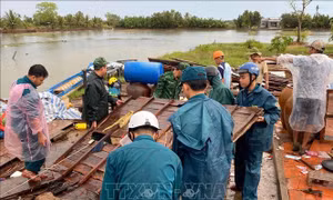 Dông lốc tại U Minh làm nhiều người bị thương, nhà sập và tốc mái