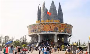 Thành phố vùng biên Móng Cái 'hút' khách du lịch vào dịp cuối tuần