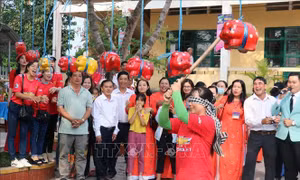 'Tết sum vầy - Kết nối yêu thương' với thầy cô và học sinh có hoàn cảnh khó khăn