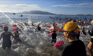 Sôi động Ngày hội Tắm biển 2025 tại Nha Trang