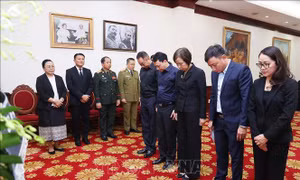 Đoàn Thông tấn xã Việt Nam viếng Chủ tịch Quốc hội Lào Xaysomphone Phomvihane
