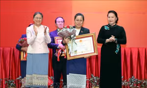 Trao tặng Huân, Huy chương của Nhà nước Việt Nam cho tập thể, cá nhân của Quốc hội Lào