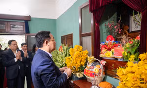 Chủ tịch Quốc hội Vương Đình Huệ dâng hương tưởng niệm Chủ tịch Hồ Chí Minh tại Nhà 67