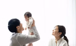 Tình trạng già hóa 'ông bố' ở Nhật Bản gia tăng cùng nguy cơ bị cô lập