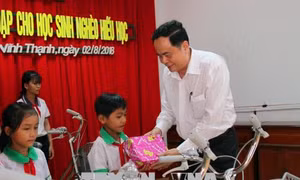 Trao xe đạp, học bổng cho học sinh nghèo Cần Thơ