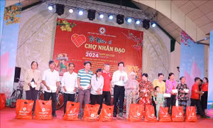 Phát động phong trào 'Tết Nhân ái' hỗ trợ 30.000 hộ nghèo vui Tết Giáp Thìn
