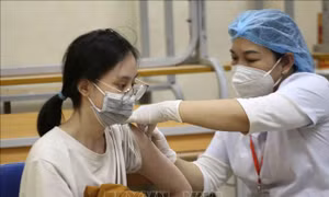 Lo ngại 'dịch chồng dịch', Hà Nội yêu cầu đẩy mạnh tiêm vaccine phòng COVID-19