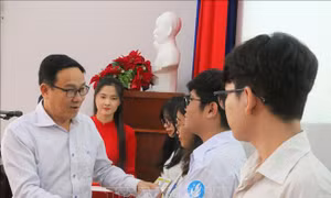 Trao 870 suất học bổng cho học sinh, sinh viên nghèo hiếu học
