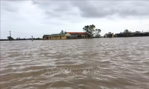 Mênh mông biển nước ở vùng 'rốn lũ' Quảng Điền