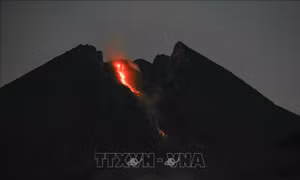 Núi lửa Merapi, Indonesia phun dung nham nóng sáng