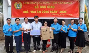 Trao 'Mái ấm Công đoàn' cho đoàn viên khó khăn ngành Giáo dục​