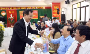 Nhân sĩ, chức sắc tôn giáo và người có uy tín cùng cống hiến trí tuệ, tài đức