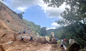 Bình Thuận: Sạt lở đèo Tà Pứa gây ách tắc giao thông