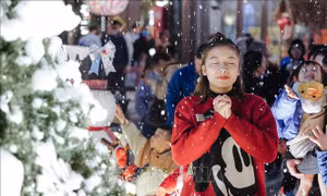 Cả nước rộn ràng đón Giáng sinh trong sắc màu lung linh