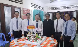 Lãnh đạo tỉnh Long An thăm, chúc mừng chức sắc và giáo dân nhân dịp Giáng sinh 2022