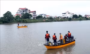 Khẩn trương tìm kiếm 2 người mất tích trên sông Trà Lý