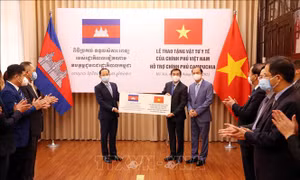Chính phủ Việt Nam hỗ trợ vật tư, thiết bị y tế giúp Chính phủ Campuchia ứng phó dịch COVID-19