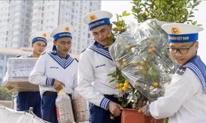 Mang hương vị Tết đến cán bộ, chiến sĩ Nhà giàn DK1, tàu trực trên biển