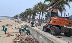 Tổng lực thu gom rác thải ở bãi biển Hải Tiến sau thông tin phản ánh