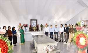 Chủ tịch Quốc hội Trần Thanh Mẫn dâng hương, viếng mộ Cụ Phó bảng Nguyễn Sinh Sắc
