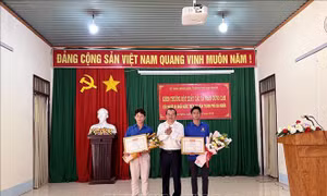 Khen thưởng hai thanh niên cứu người đuối nước ở hồ thủy điện Đắk R’tih