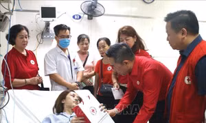 Vụ cháy chung cư mini ở Hà Nội: Nhiều đơn vị thăm hỏi, hỗ trợ gia đình các nạn nhân