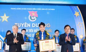 Thầy giáo trẻ say mê sự nghiệp 'trồng người'