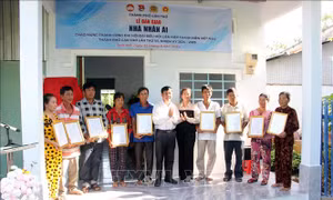 Cần Thơ: Bàn giao 'Nhà Nhân ái' cho đồng bào tôn giáo 