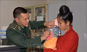 Thầy thuốc quân hàm xanh chung tay chăm sóc sức khỏe đồng bào vùng biên