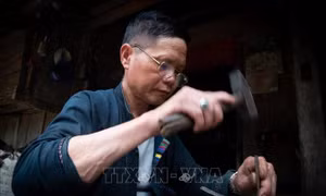 Độc đáo nghề chạm bạc của người Nùng ở Hà Giang