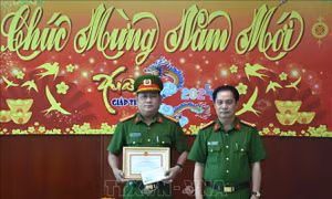 Khen thưởng hai cán bộ Công an nhặt của rơi trao trả người bị mất