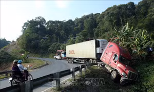 Xe đầu kéo container mất lái khi đổ dốc
