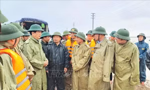 Phó Thủ tướng Mai Văn Chính trực tiếp thăm hỏi đồng bào vùng ngập nặng tại Hà Tĩnh