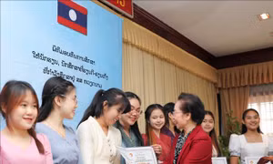Hội Khuyến học Việt Nam trao 200 suất học bổng cho du học sinh Lào