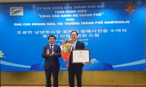 Trao danh hiệu Công dân danh dự của thành phố Huế cho ông Kwang Han (Hàn Quốc)