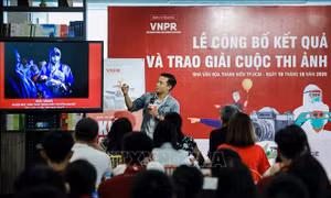  Trao giải thưởng ảnh về dân tộc Việt Nam kiên cường phòng, chống dịch COVID-19