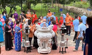 Người Việt tại Udon Thani dâng hương lên bàn thờ Bác Hồ
