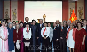 Tổng Bí thư, Chủ tịch nước Tô Lâm gặp gỡ cán bộ, nhân viên Đại sứ quán và cộng đồng người Việt Nam tại Pháp