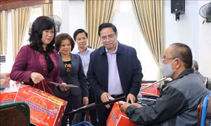 Đồng chí Phạm Minh Chính thăm Trung tâm Điều dưỡng thương binh Thuận Thành