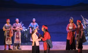 Tác giả Lê Thế Song: Muốn thu hút khán giả, sân khấu truyền thống cần đổi mới