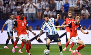 World Cup 2026: Kỷ lục sân cỏ và cơn sốt ngoài đường biên