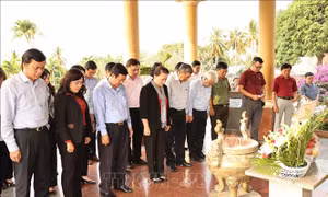 Chủ tịch Quốc hội dâng hương tưởng niệm Anh hùng LLVT nhân dân Phan Thị Ràng