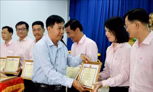 Không để đối tượng đủ điều kiện và có nhu cầu chính đáng không được vay vốn