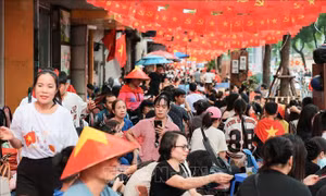 Quân đội tặng hơn 50.000 suất lương khô cho người dân cổ vũ diễu binh, diễu hành