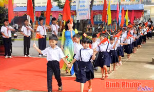 Tựu trường muộn của 80 học sinh ở Bình Phước