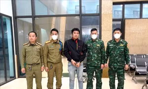 Công an Lào bàn giao 2 đối tượng trốn lệnh truy nã cho Việt Nam